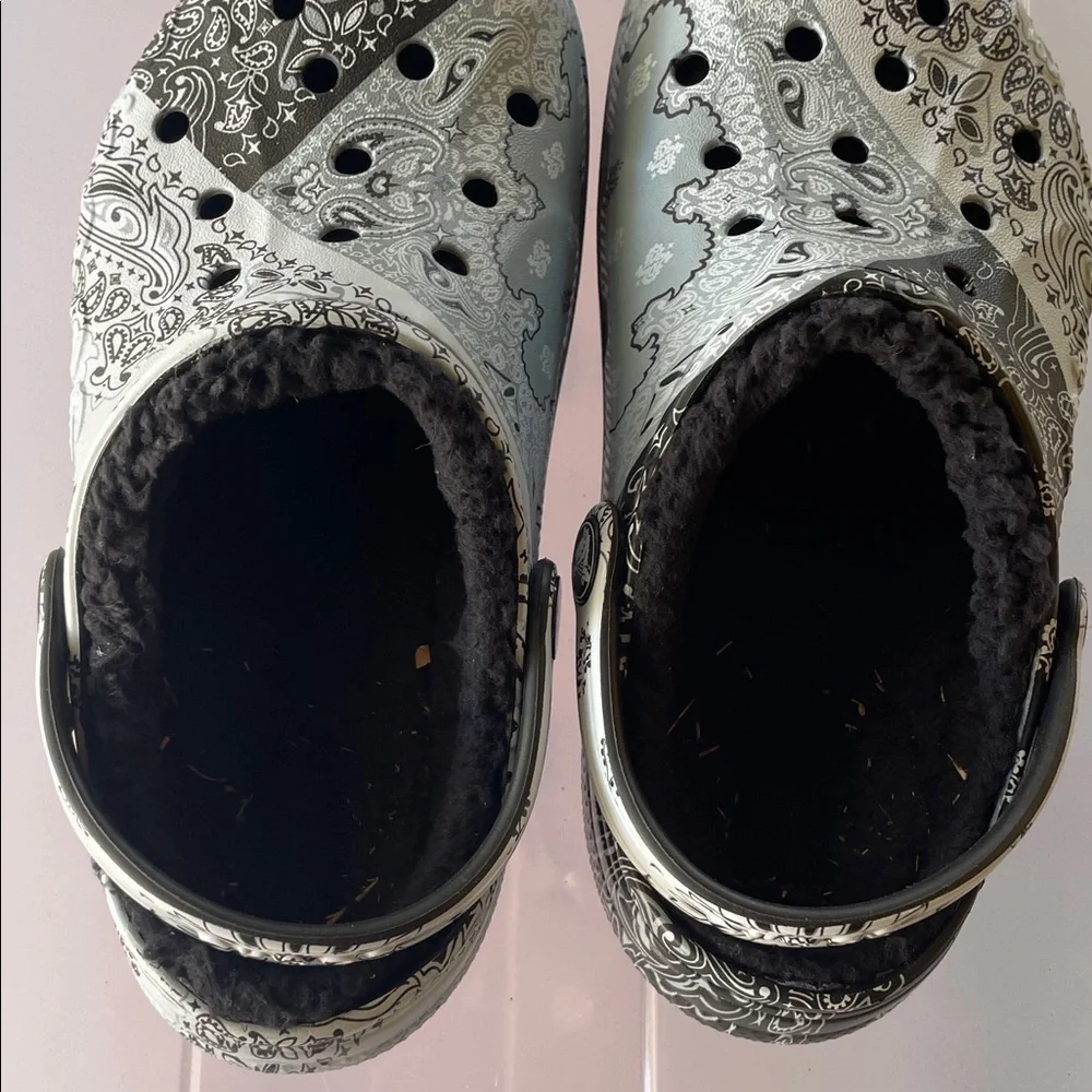 CROCS Kids Black and Gray Patterned Slippers